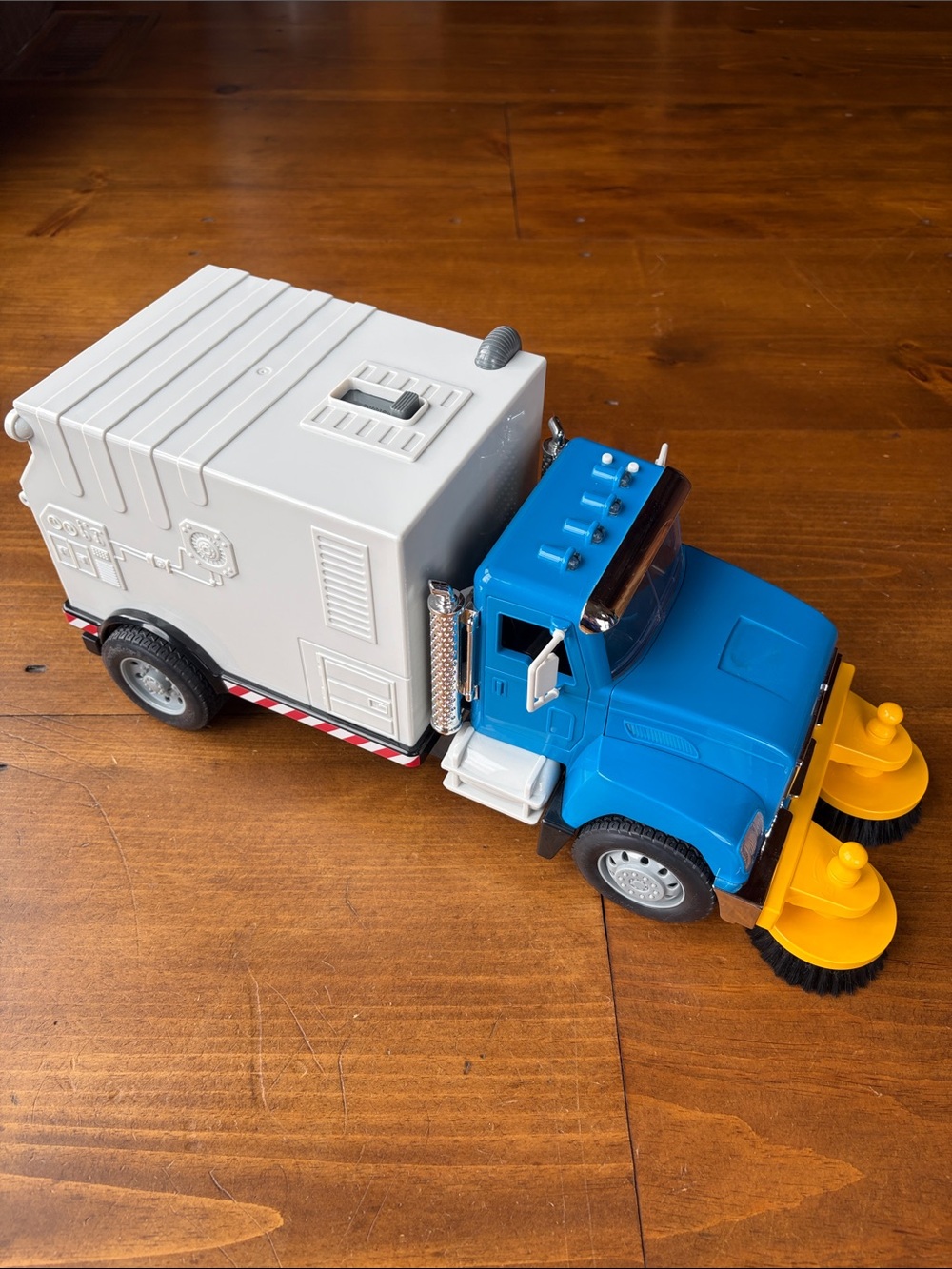 DRIVEN by Battat’s Street Sweeper